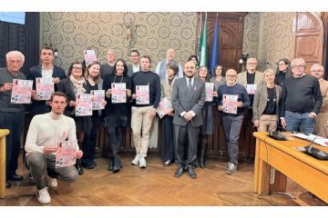 la consegna delle locandine in Consiglio comunale nella seduta del 29 ottobre 