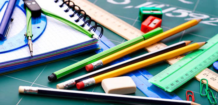 Matite, compasso, quaderno a quadretti ad anelli, temperini, righelli, penne, graffette e gomma.