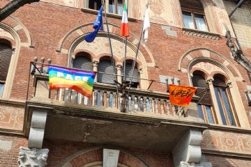 La bandiera di Libera con i colori di Rho a palazzo Visconti