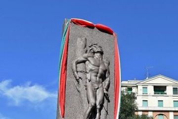 monumento ai Martiri di Piazzale Loreto, eretto nell'agosto 1960, opera dello scultore Giannino Castiglioni (1884-1971).