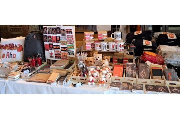Fotografia dei prodotti di merchandising con marchio RHO.