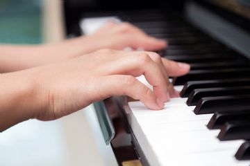 mani su pianoforte