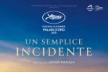 locandina un semplice incidente pulmino con sposa e sposo seduti e due ragazzini e un uomo in piedi