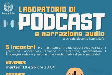 locandina con testo e immagine di un ragazzino con cuffie audio al microfono