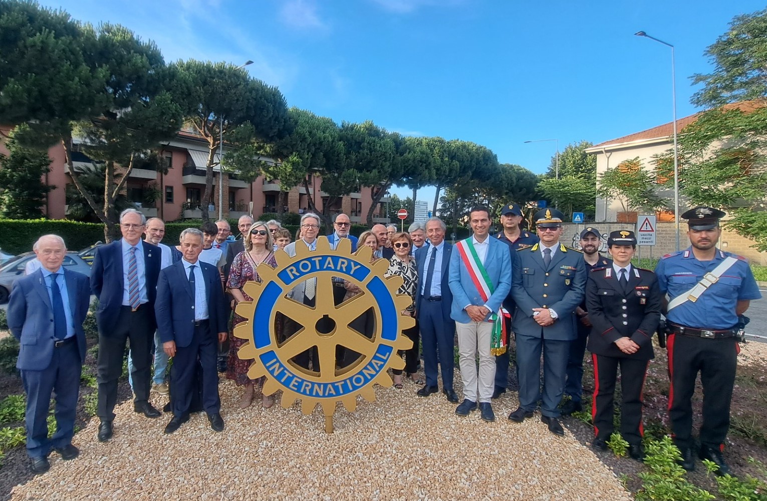  Simbolo del Rotary International al centro della rotatoria tra corso Europa e via Moscova