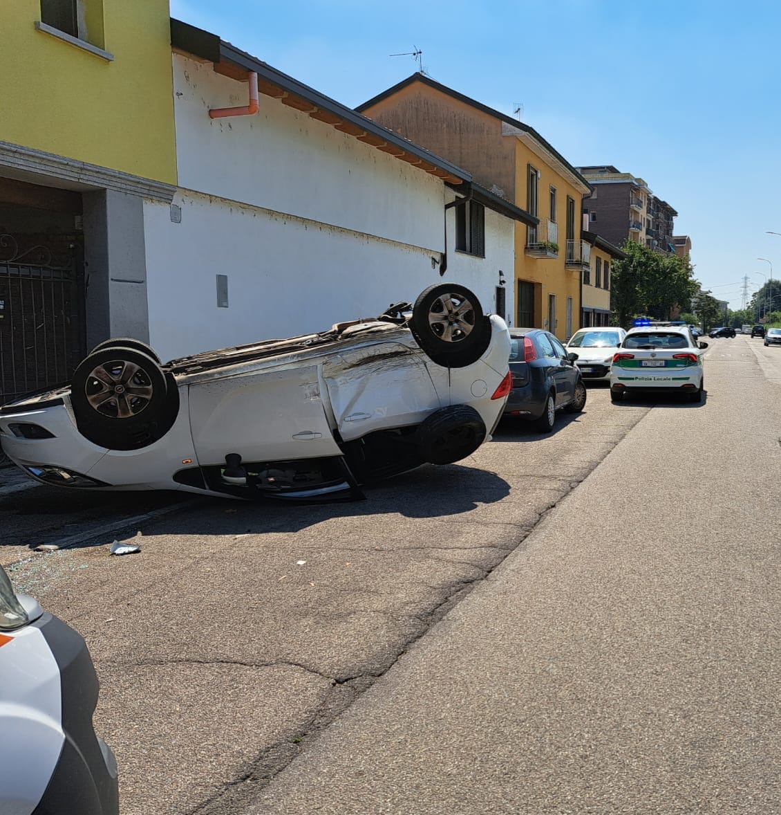 macchina ribaltata in via Ghisolfa