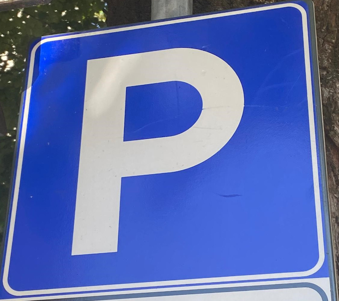 Fotografica di un cartello stradale di parcheggio