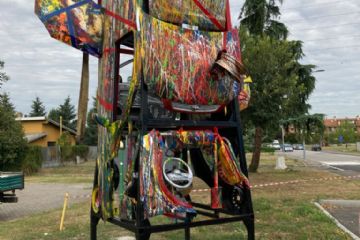  scultura realizzata con pezzi di auto