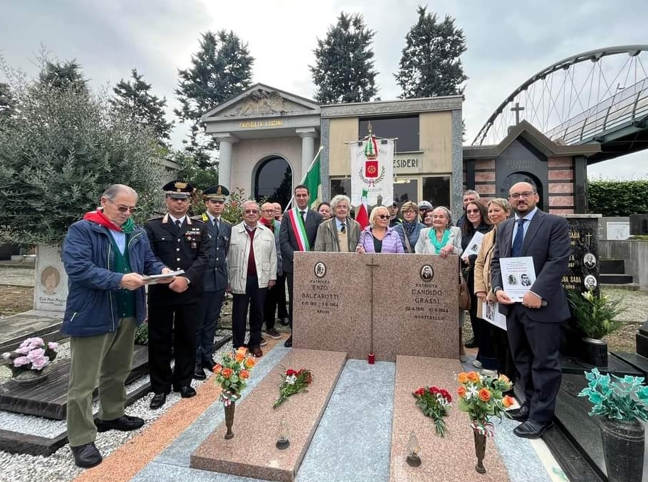 Cimitero di Mazzo Sindaco Andrea Orlandi , l’A.N.P.I. Rho con il presidente Mario Anzani, i parenti dei partigiani, Tiziana Pesce , le forze dell’ordine, il presidente del consiglio comunale Calogero Mancarella, l’assessore Emiliana Brognoli, i consiglieri comunali Clelia La Palomenta e Vito Galliani oltre ad associazioni e cittadini.
