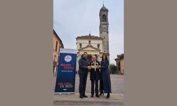 Sindaco Andrea Orlandi, il direttore di RCS Ciclismo Mauro Vegni, l'assessore Alessandra Borghetti in piazza San Vittore, sede della partenza della Milano-Torino 2025