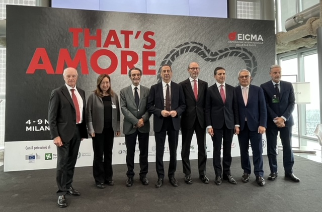 da sinistra insieme ai vertici di Fiera e Eicma Maria Rita Vergani , Attilio Fontana e Beppe Sala