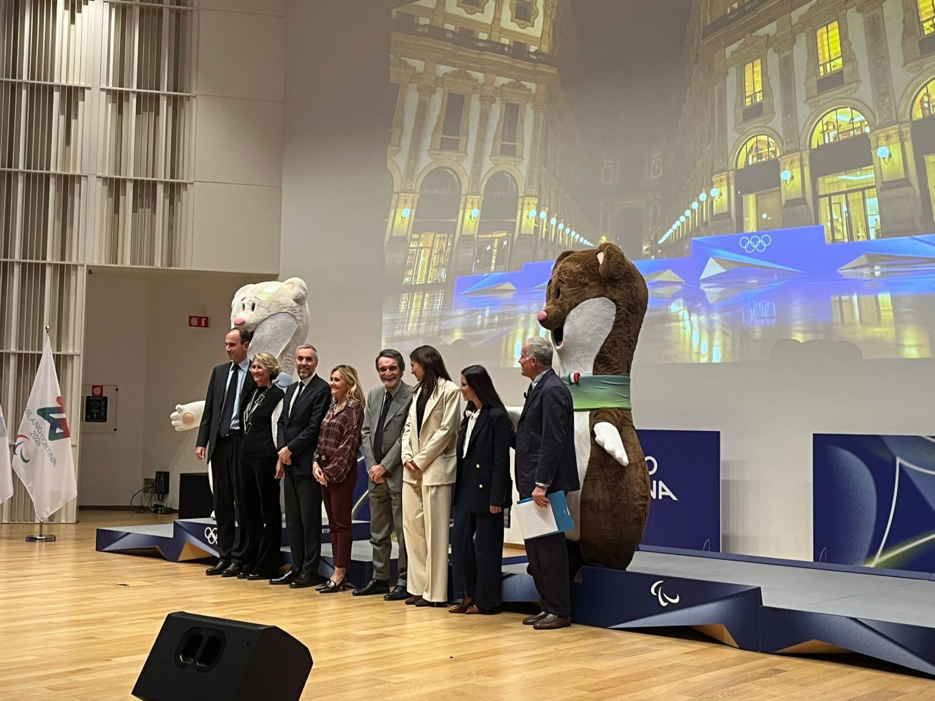 vertici di Regione Lombardia, il presidente della Fondazione Milano Cortina 2026 Giovanni Malagò, con l’amministratore delegato Andrea Varnier con le mascotte olimpiche